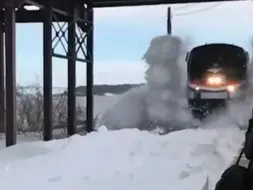 Télécharger la video: 雪国列车，超级解压时刻，站台上的旅客都变成雪人了。