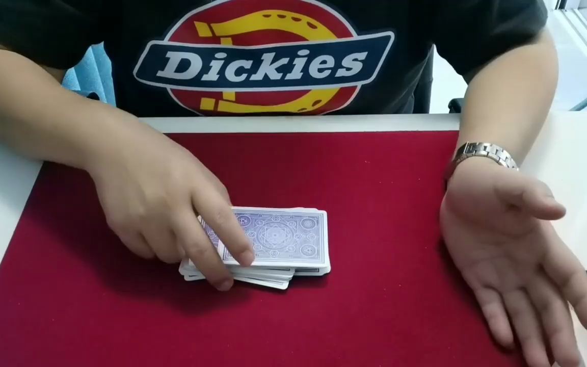 昨天答应大家的鸽尾式洗牌基础魔术教学今天分享给大家