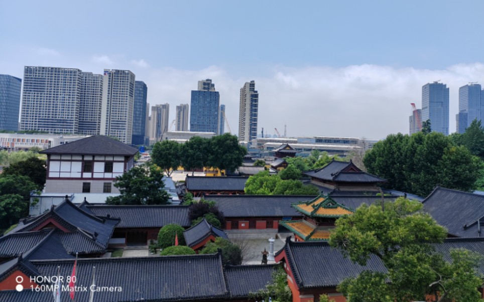 静海寺位于南京市鼓楼区仪凤门外,北倚狮子山,东接天妃宫,西临护城河