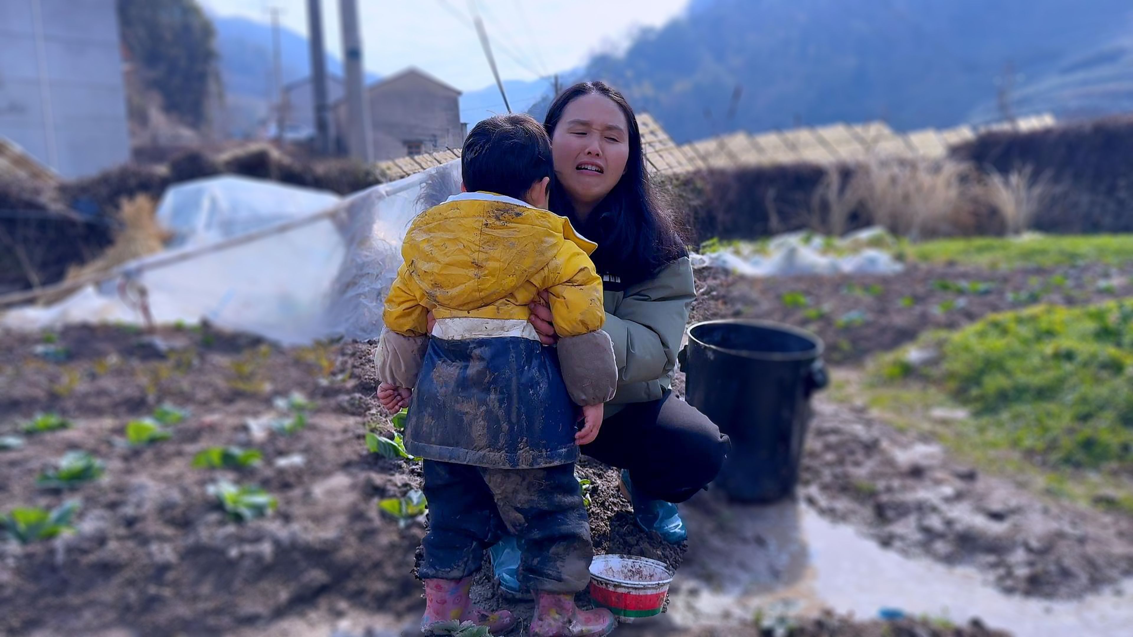 [图]一可长大了，玩泥巴变成小泥人，妈妈一脸嫌弃