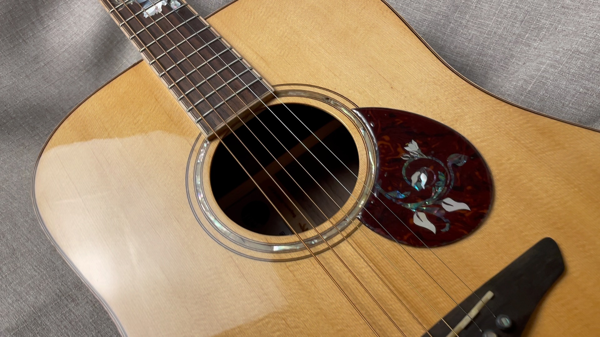 吉他入门选购:莫奈海棠加振吉他.原价2980,捡漏价1600元.