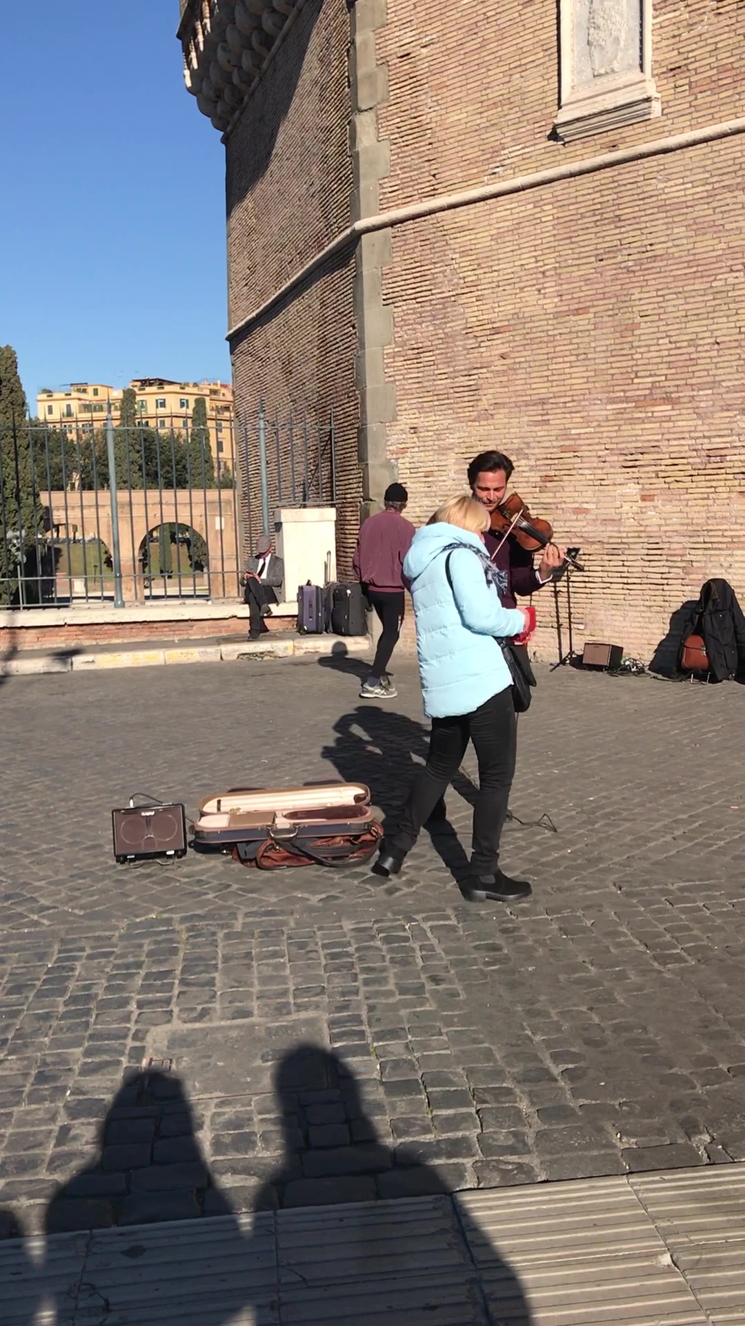 意大利街头艺人演奏小提琴路人驻足欣赏