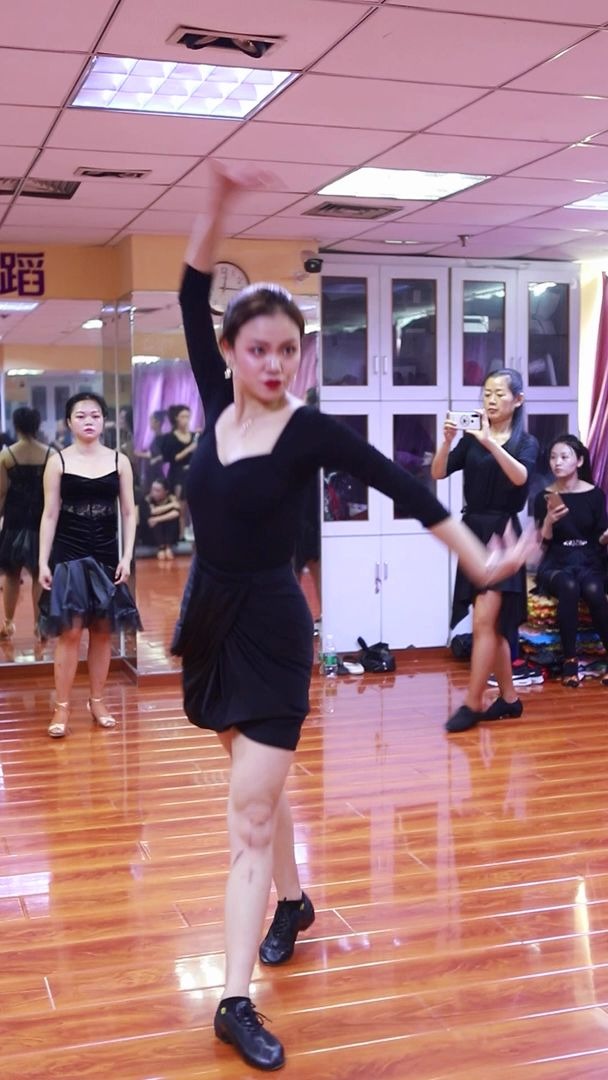北京拉丁舞培训 男式滑门步练起来!美女学员伦巴课堂展示