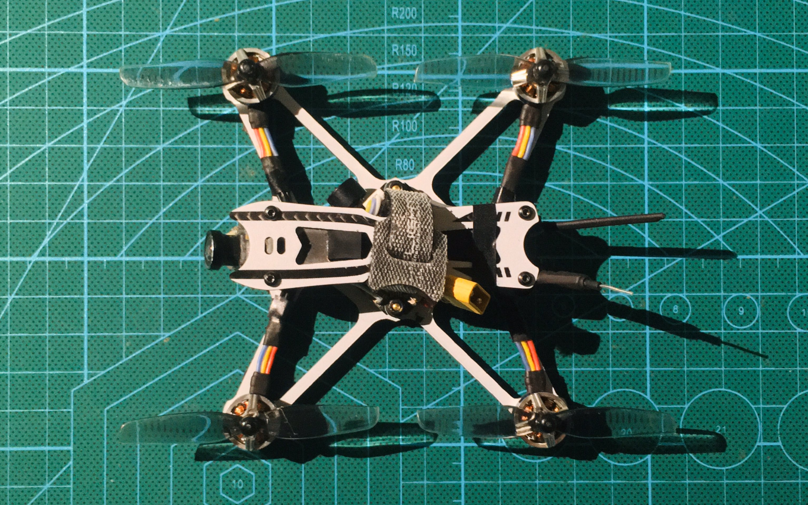 fpv穿越机超便宜的25寸小牙签小区暴力试飞