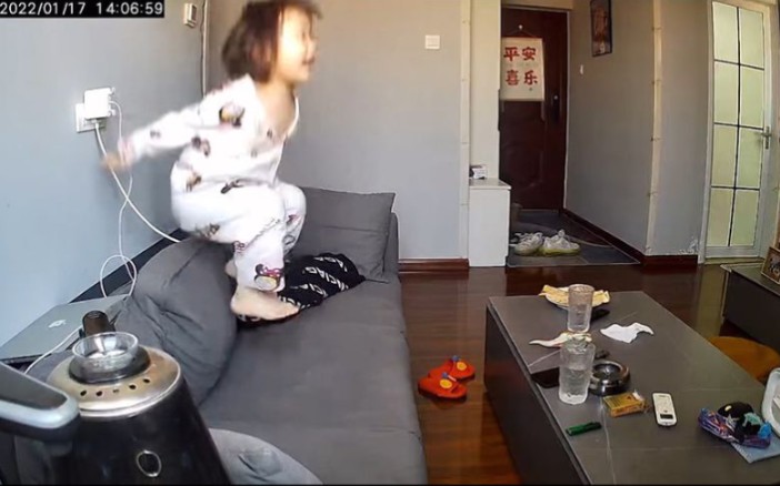 看着都疼！小女孩沙发上蹦跳下一秒磕到茶几上
