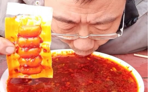 孙校长生活太难了继续吃窜稀汤配烤肠