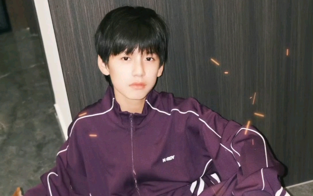 眉眼澄澈,笑容烂漫是林子烨给人的第一印象,性格古灵精怪但懂事又贴心