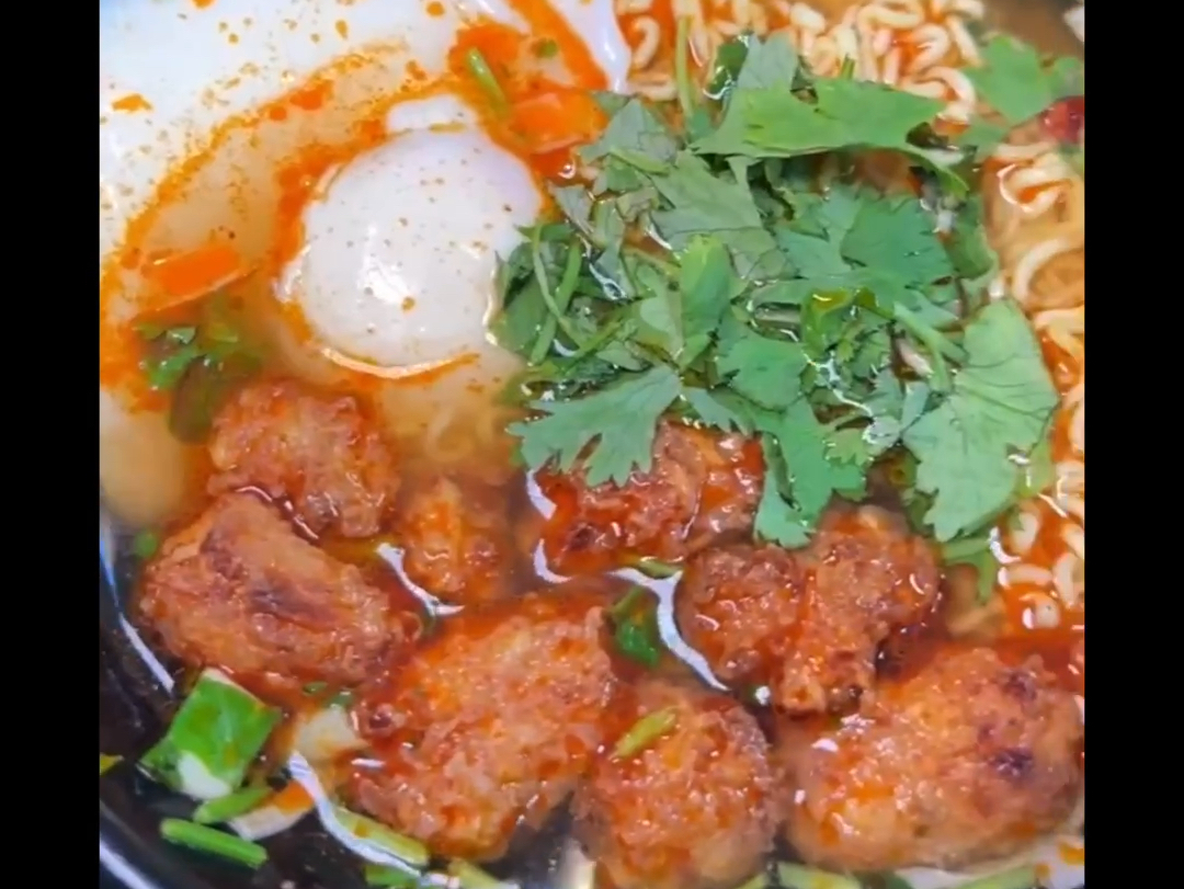 肉丸,方便面和荷包蛋的独特组合