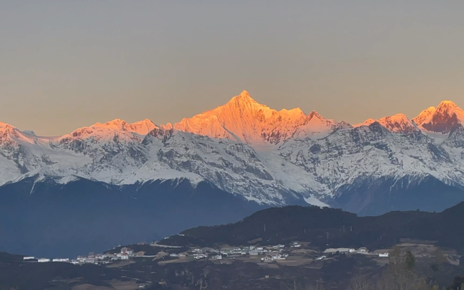 梅里雪山日照金顶