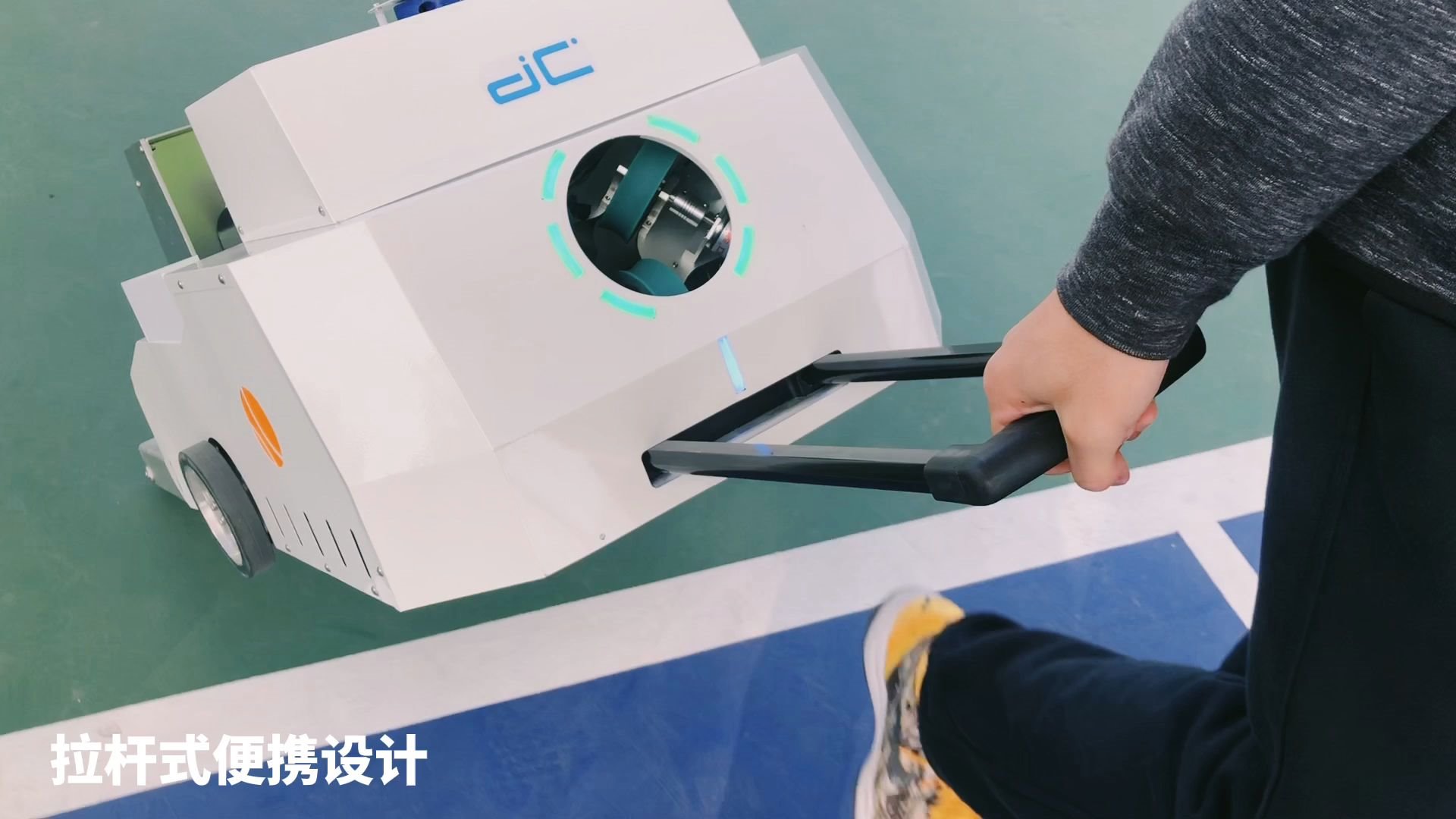 能发球又能捡球的机器人!