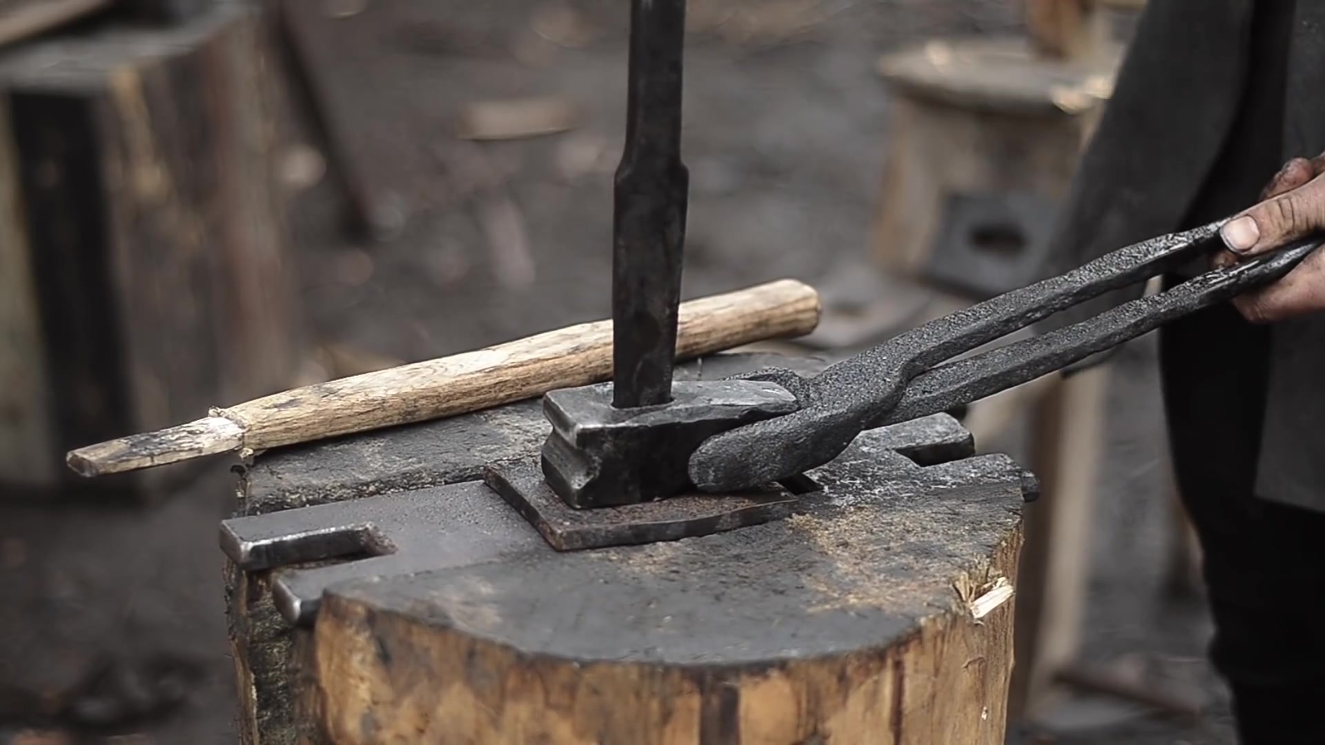 blacksmith打铁系列4小哥展示了自己的打铁工具