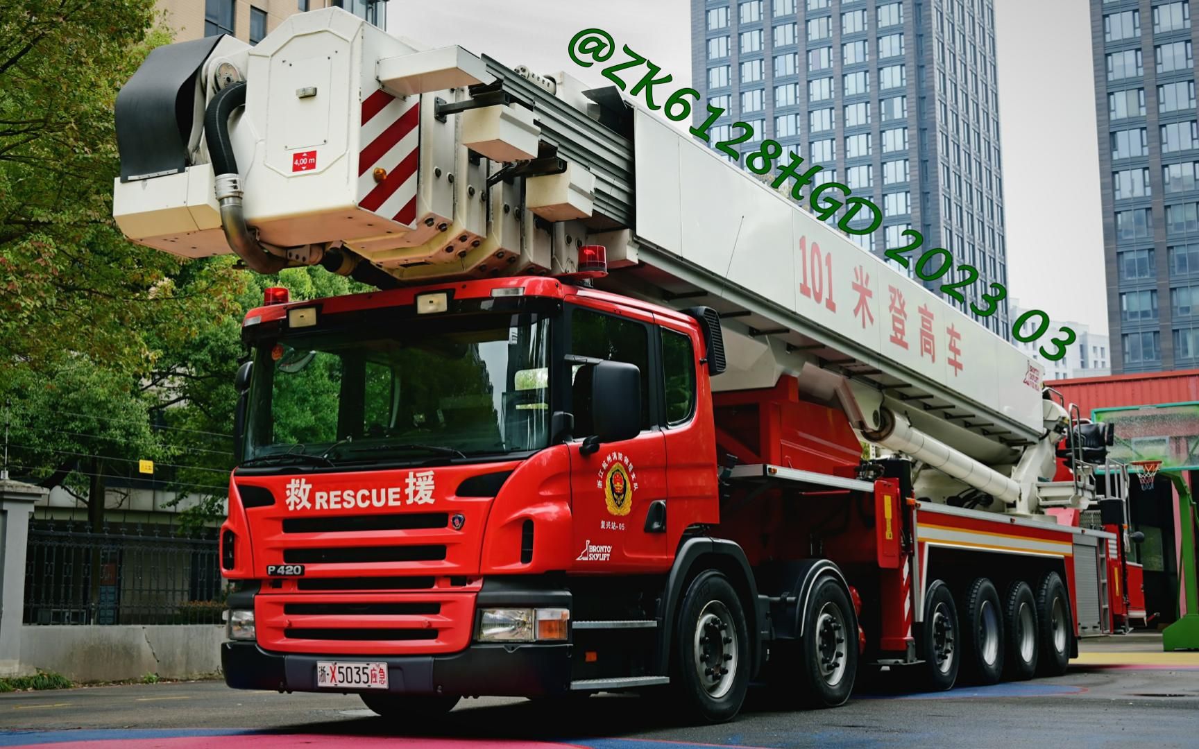 杭州 08年购入的全国首台博浪涛101米登高车入库过程