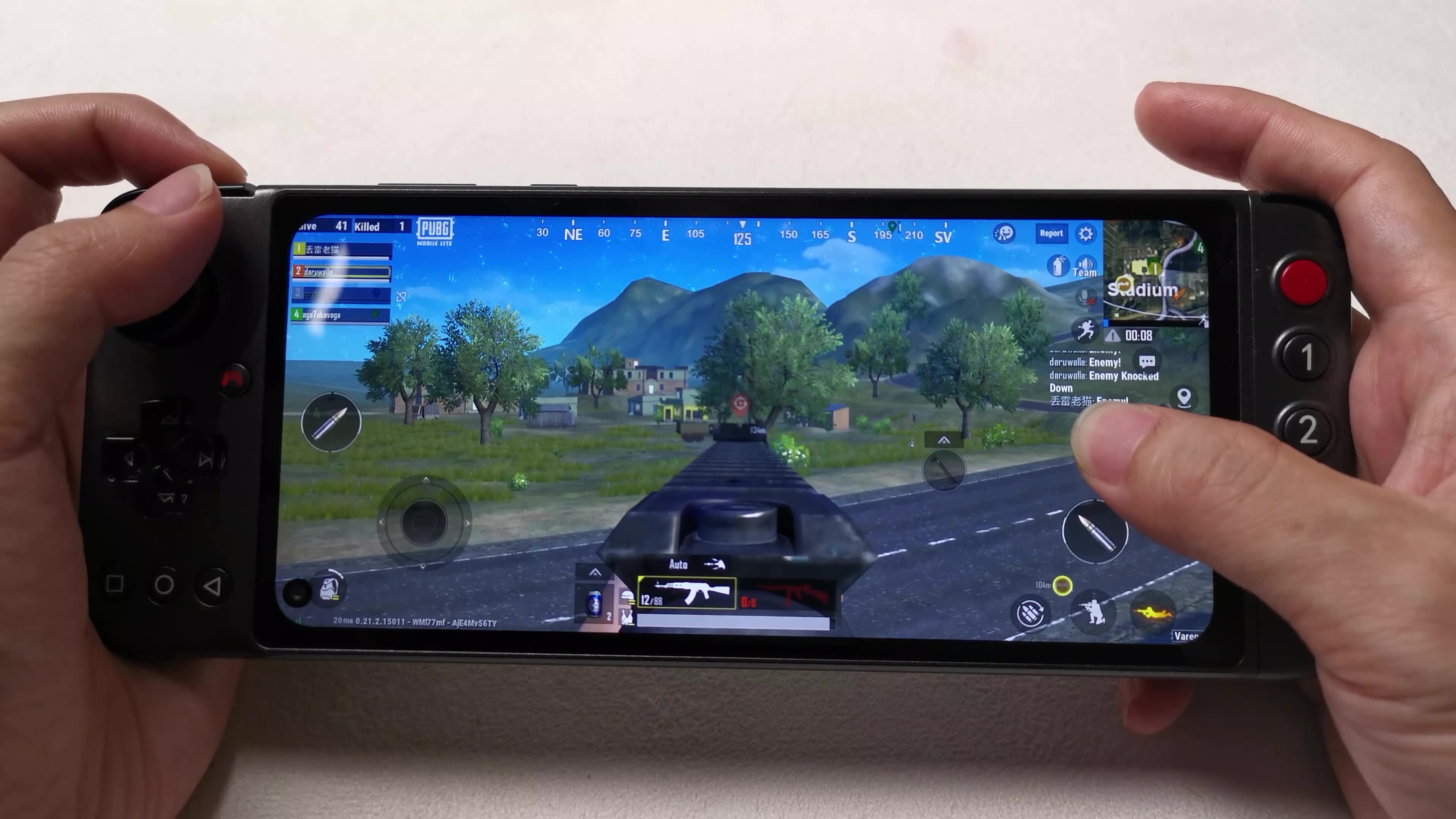 [图]全球首款专业吃鸡手游掌机，PUBG MOBILE LITE国际服欺负歪果仁