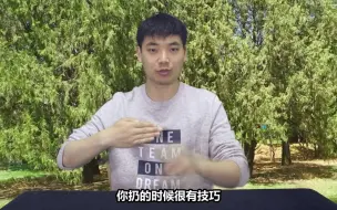 Скачать видео: 揭秘美国魔术大师，方片4瞬间消失手法！我被忽悠了3年