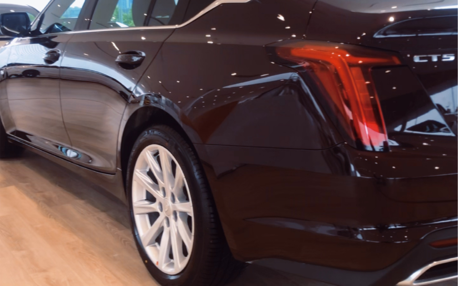 凯迪拉克ct5紫红色展车实拍