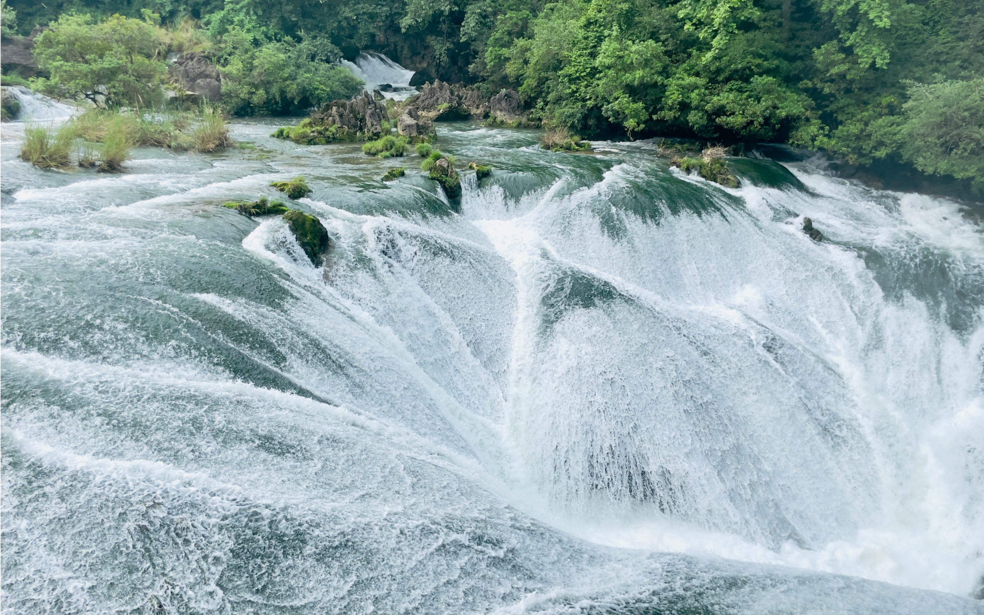 云游银链坠潭瀑布