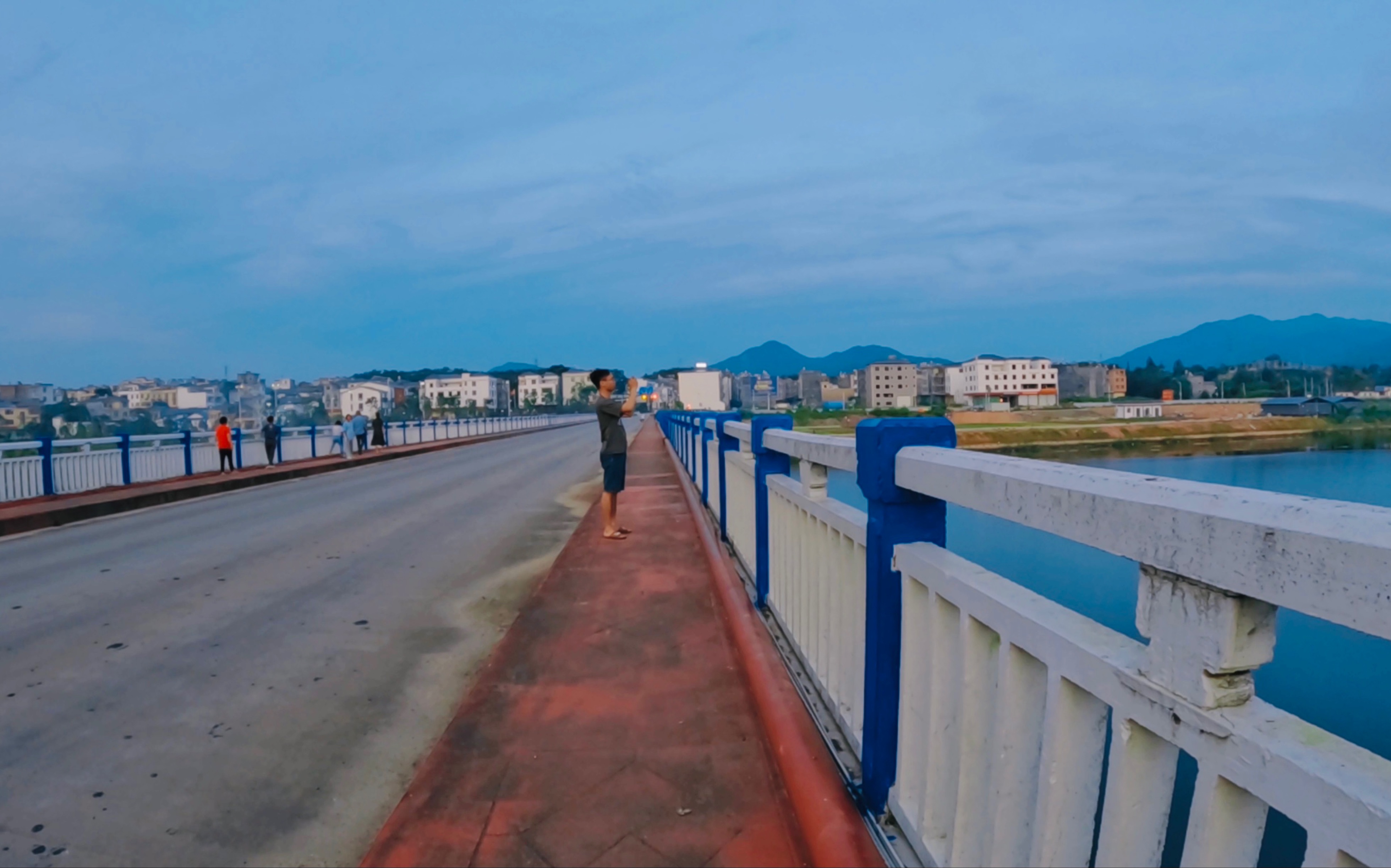 傍晚骑车出去走走散散心和朋友随意聊聊天