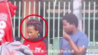 Скачать видео: 把一根30cm的黄瓜，放进裤子里 是一种什么样的体验 ，路人究竟会有怎样的反应