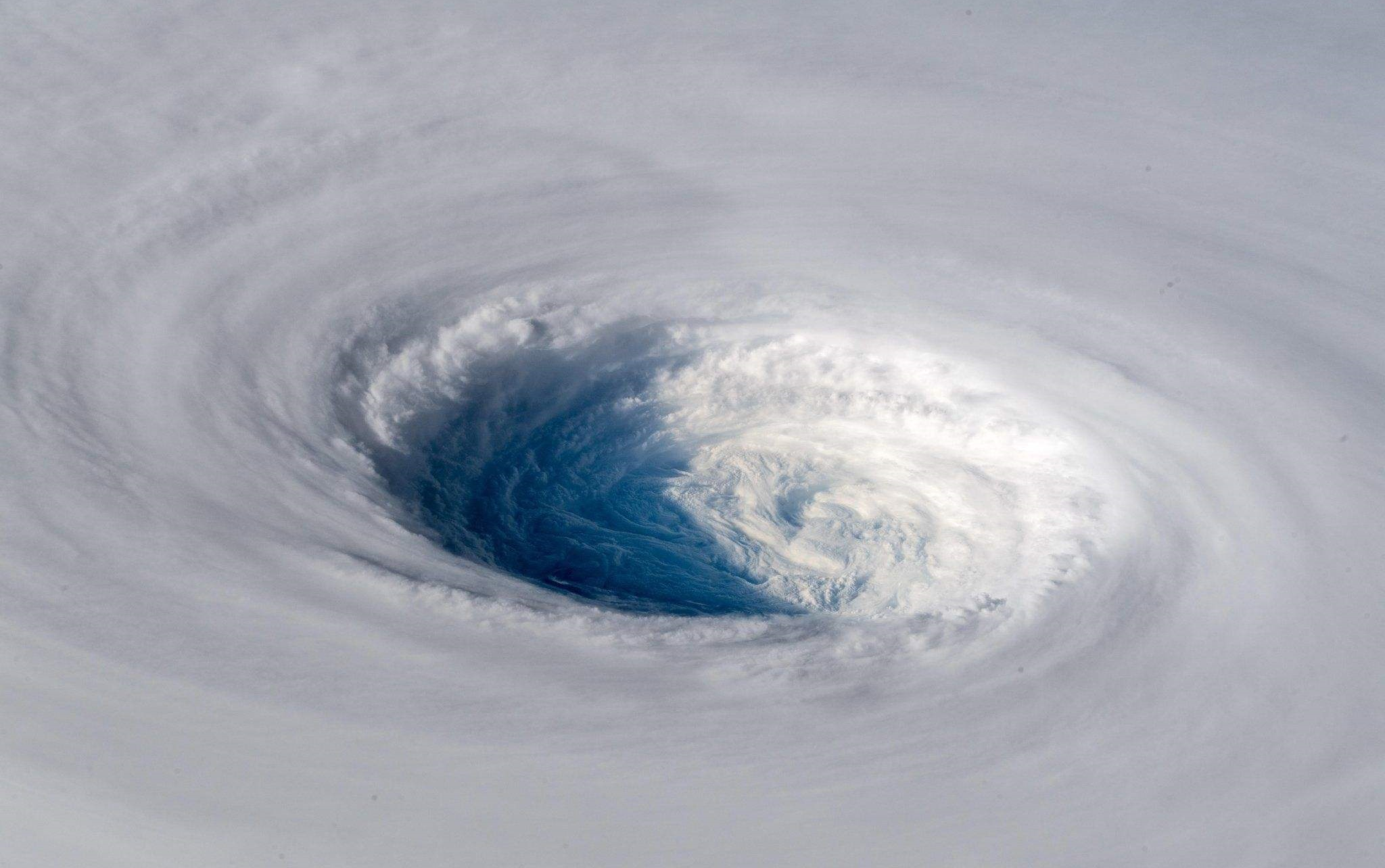 台风眼巨型图片