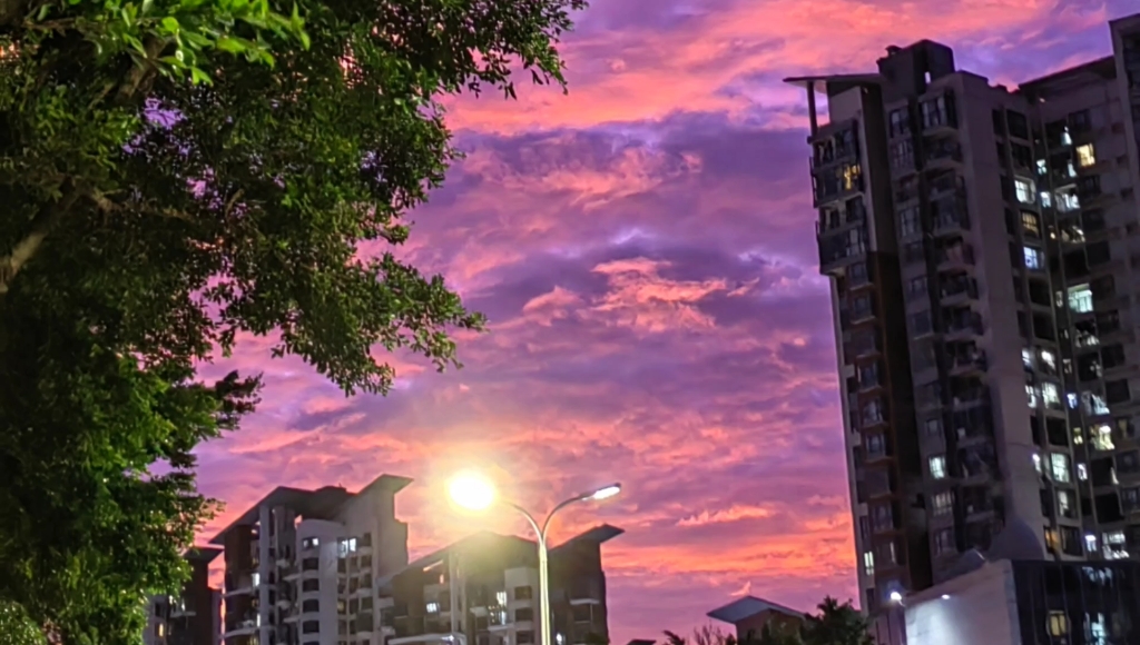 粉红色的晚霞 炎热的夏天 平淡的日子 解暑的西瓜