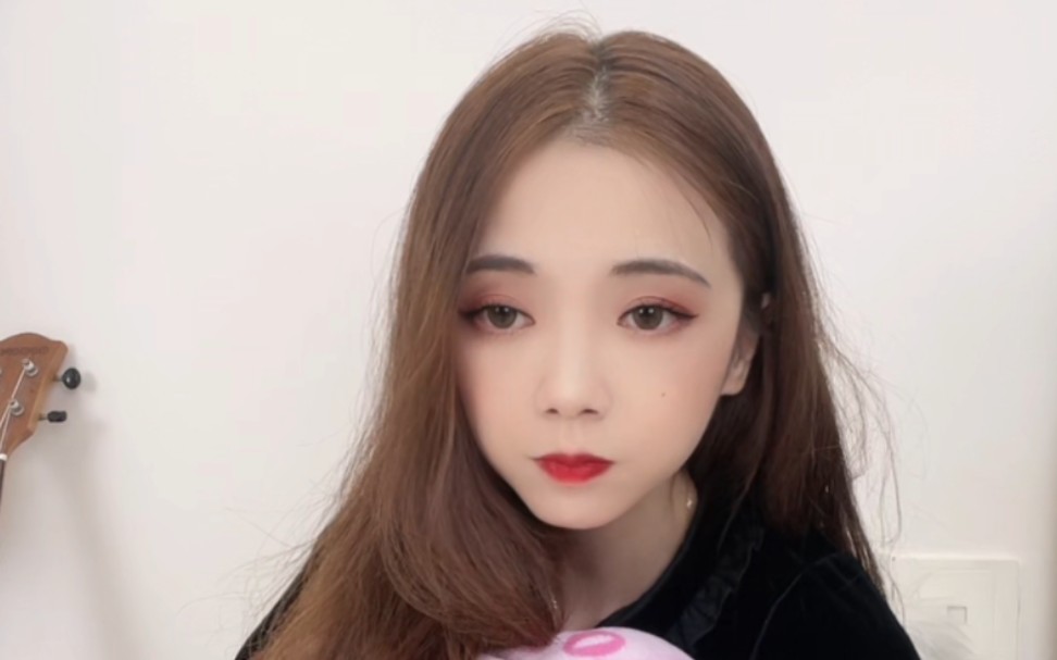 倩婷miki换丝袜凉鞋直播唱歌,记事本