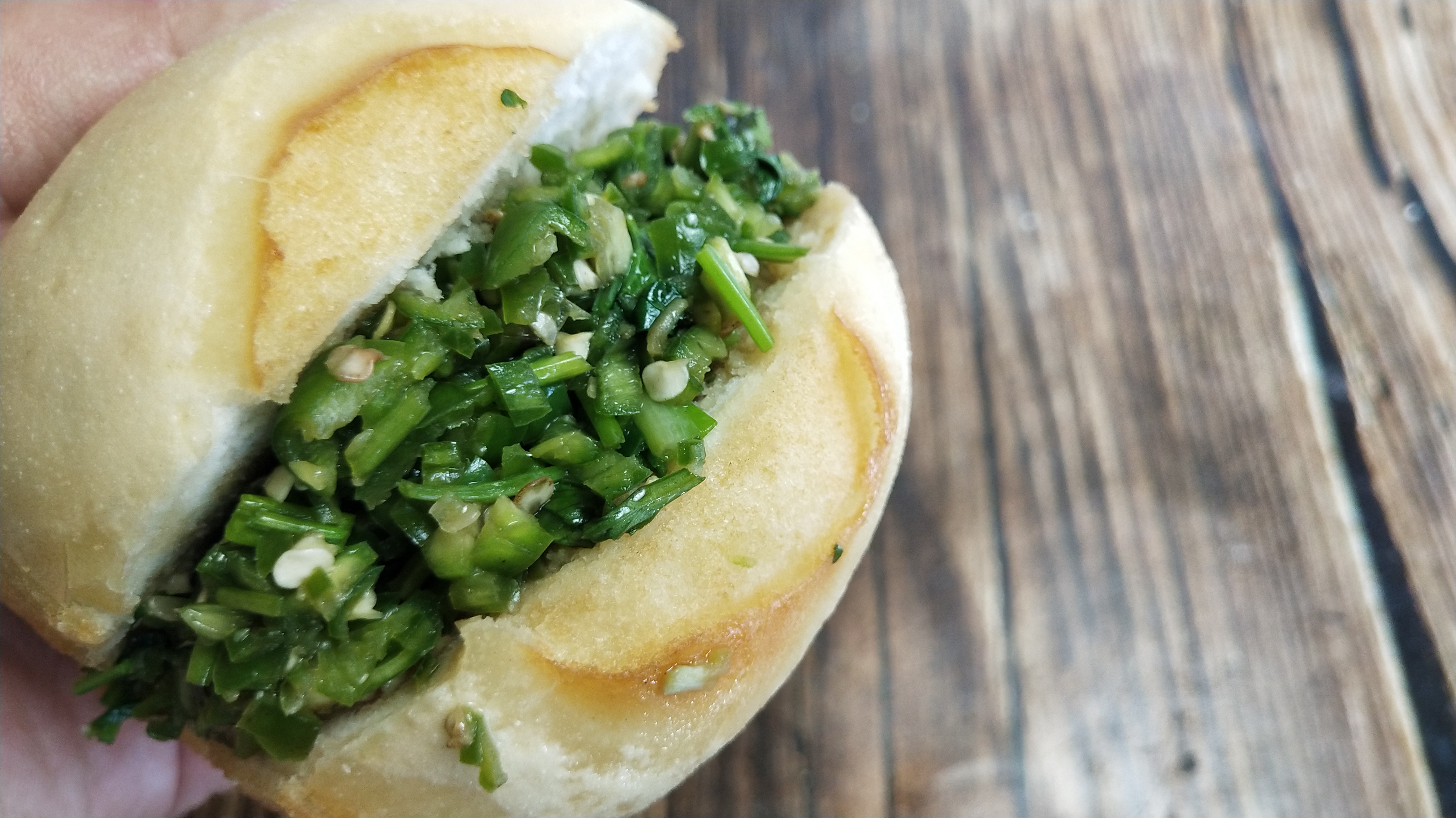 河南人的早餐就是这么简单,绿辣子夹馍吃着美,中,管吃,带劲