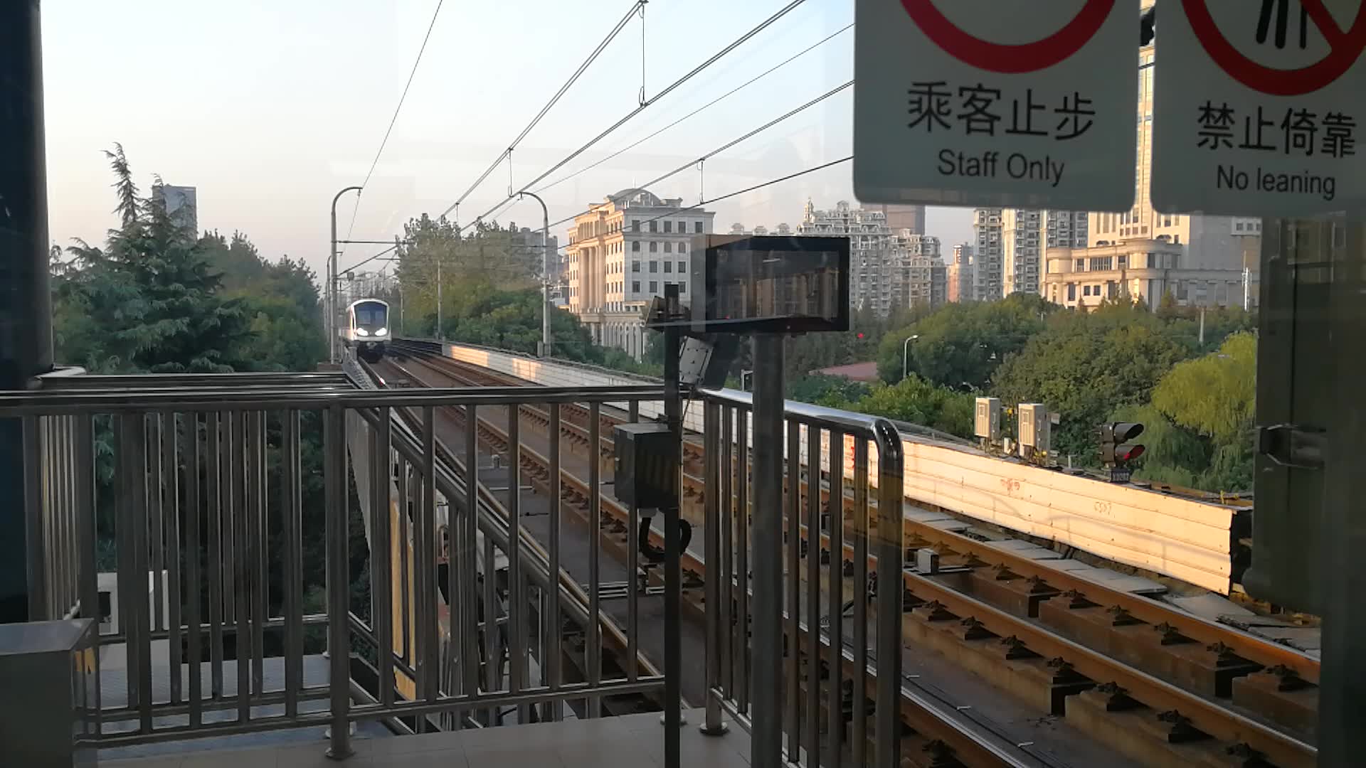 上海地铁上海轨道交通5号线列车进春申路站