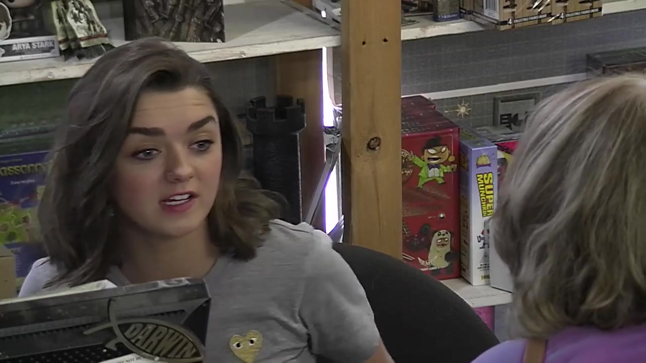 Maisie Williams 麦茜 二丫在店里卖《权利的游戏》哔哩哔哩bilibili