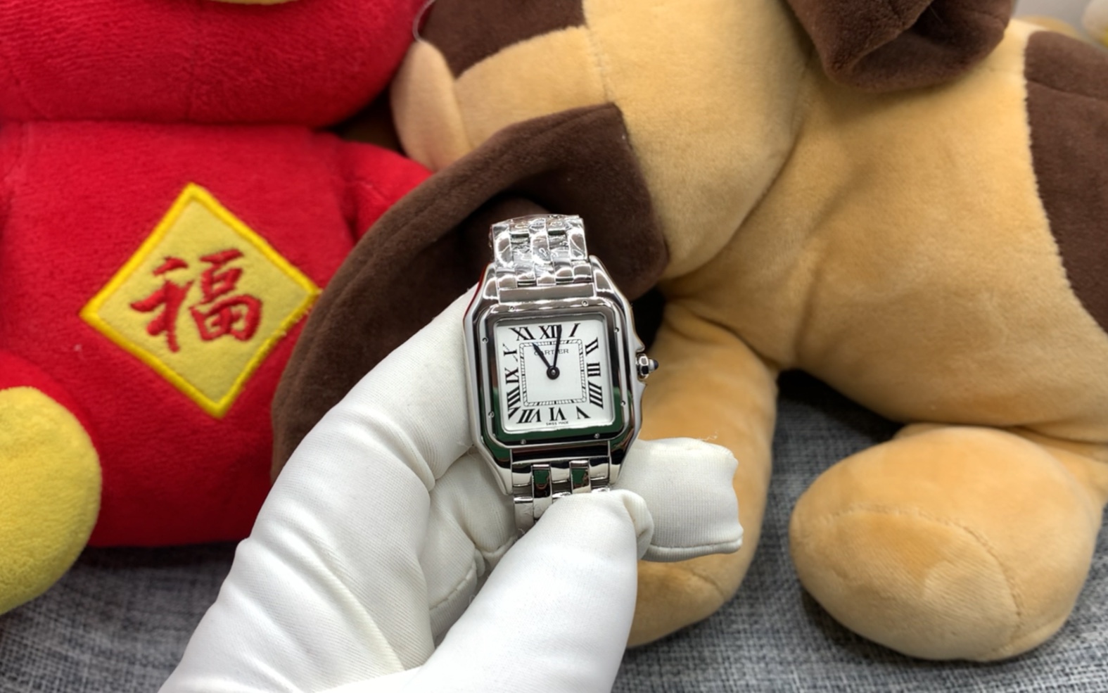 小巧精致的卡地亚猎豹女士石英腕表