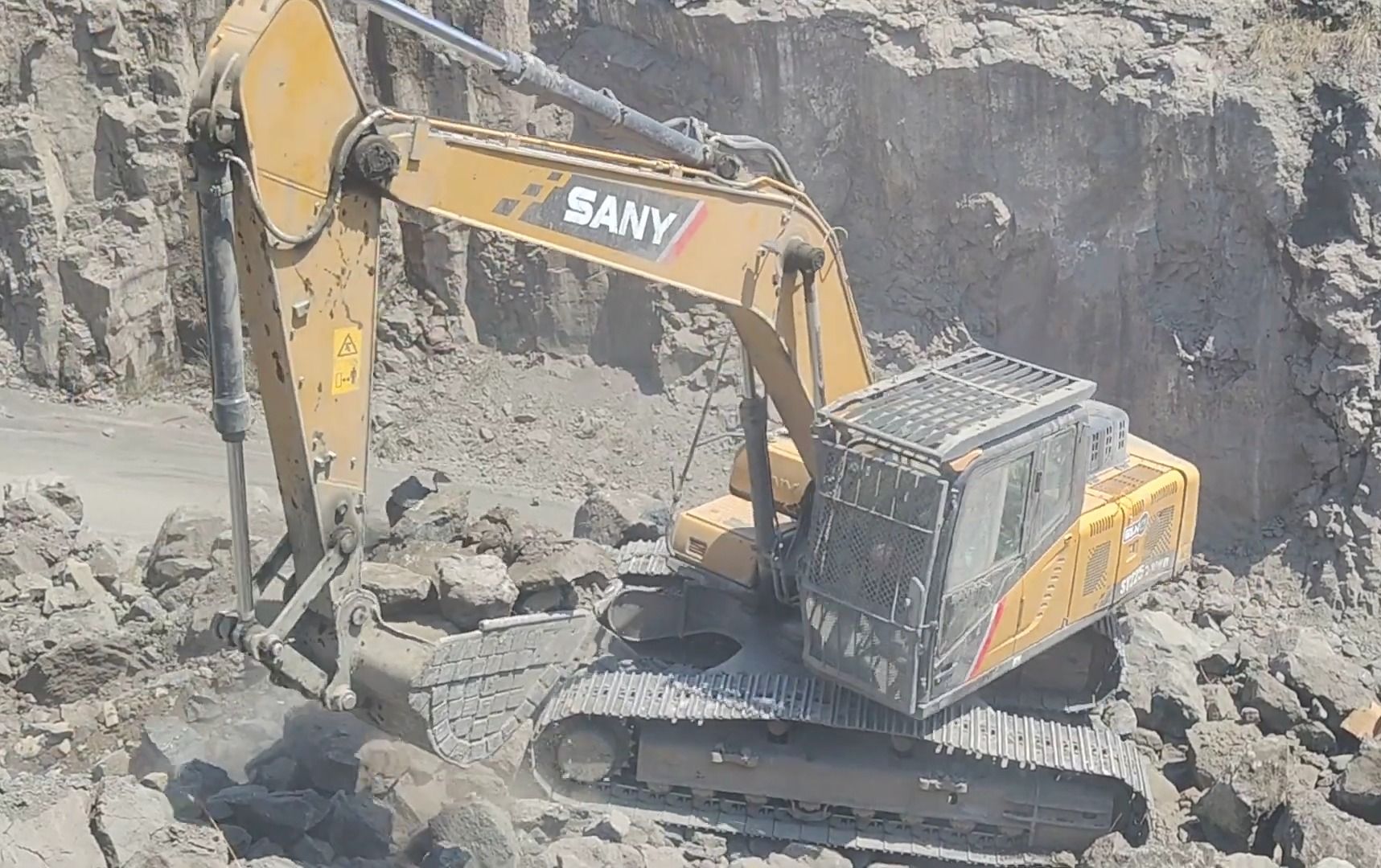 三一sy 225挖掘机在米兰矿山工作