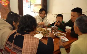 下载视频: 晴朗的一天，媳妇在家晒被子晒盐菜，幺弟做一道美味的炒花甲，一家人都爱吃