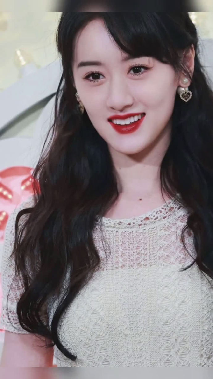 angelababy 袁冰妍 今日同台出席活动,从造型和状态来看,你更喜欢谁呢