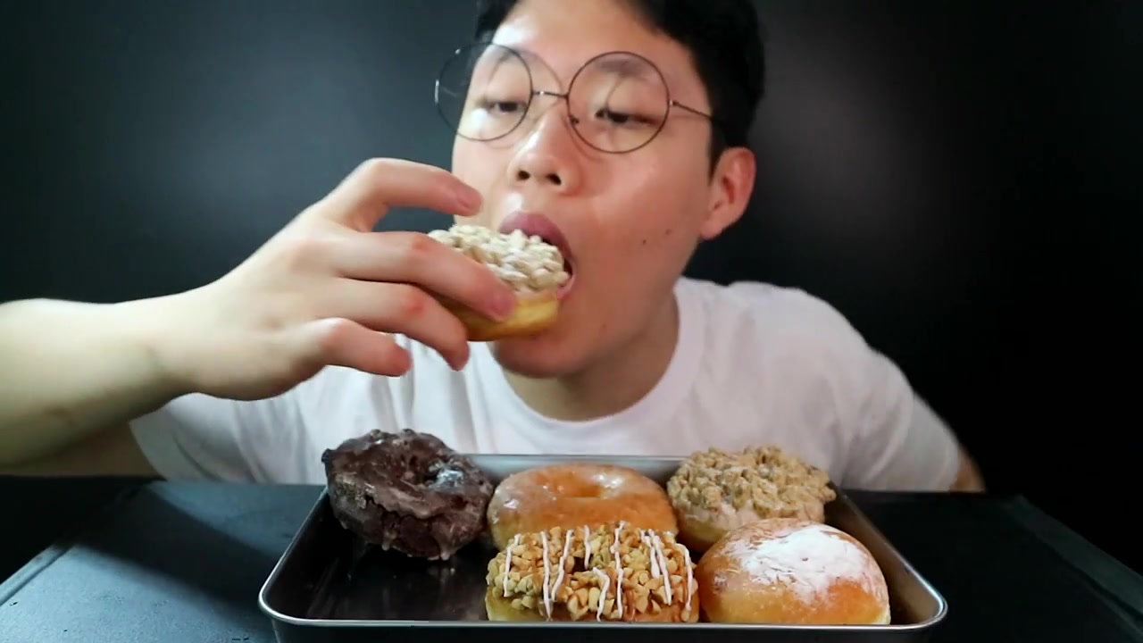 戴眼镜韩国小哥吃播-甜甜圈咀嚼音不说话-asmr donuts, (eating sound