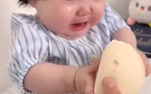 哭了一个馒头就能哄好的宝宝，萌萌哒小可爱