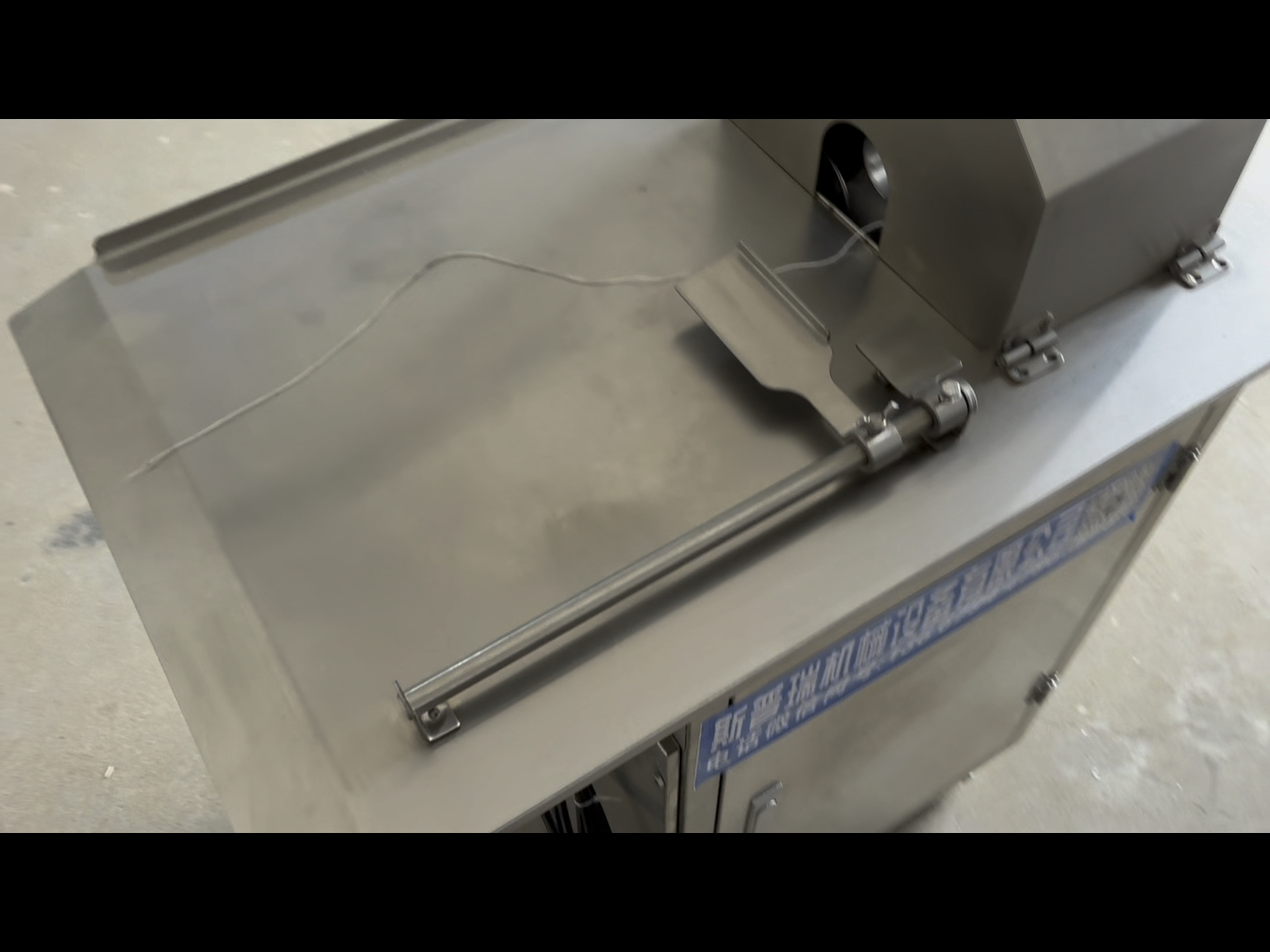 全自动香肠扎线打结机,全自动香肠扎线机,腊肠扎线机,电动香香肠打结