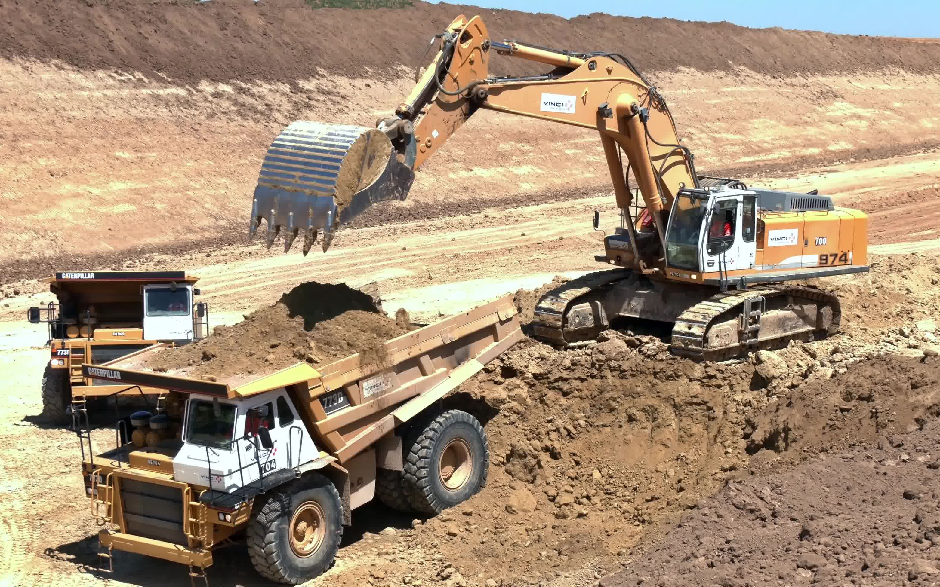 4k利勃海尔挖掘机cat卡车作业