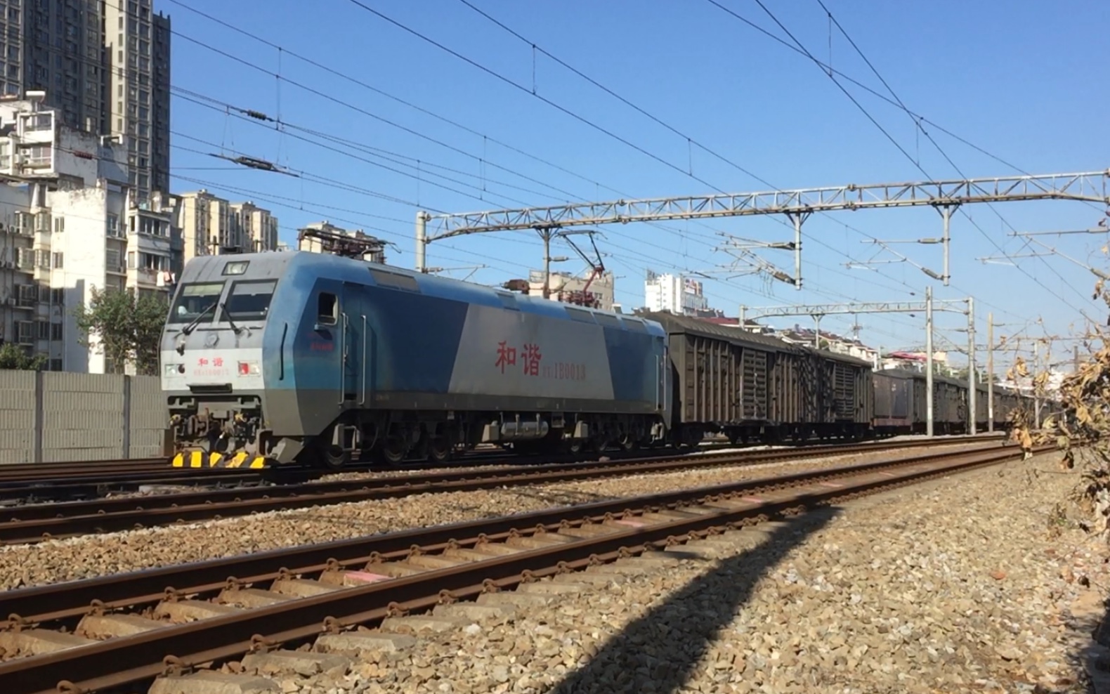 【京九线】南局向段hxd1b0013机车担当电力27217本务机车,九江站5道