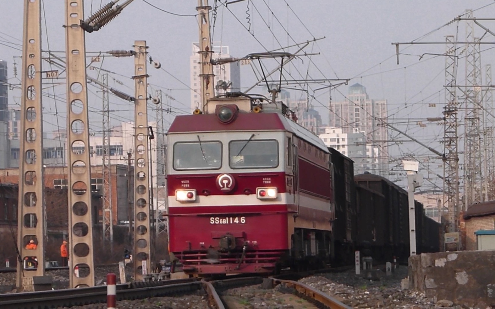 武襄ss6b牵引货列通过襄阳火车站