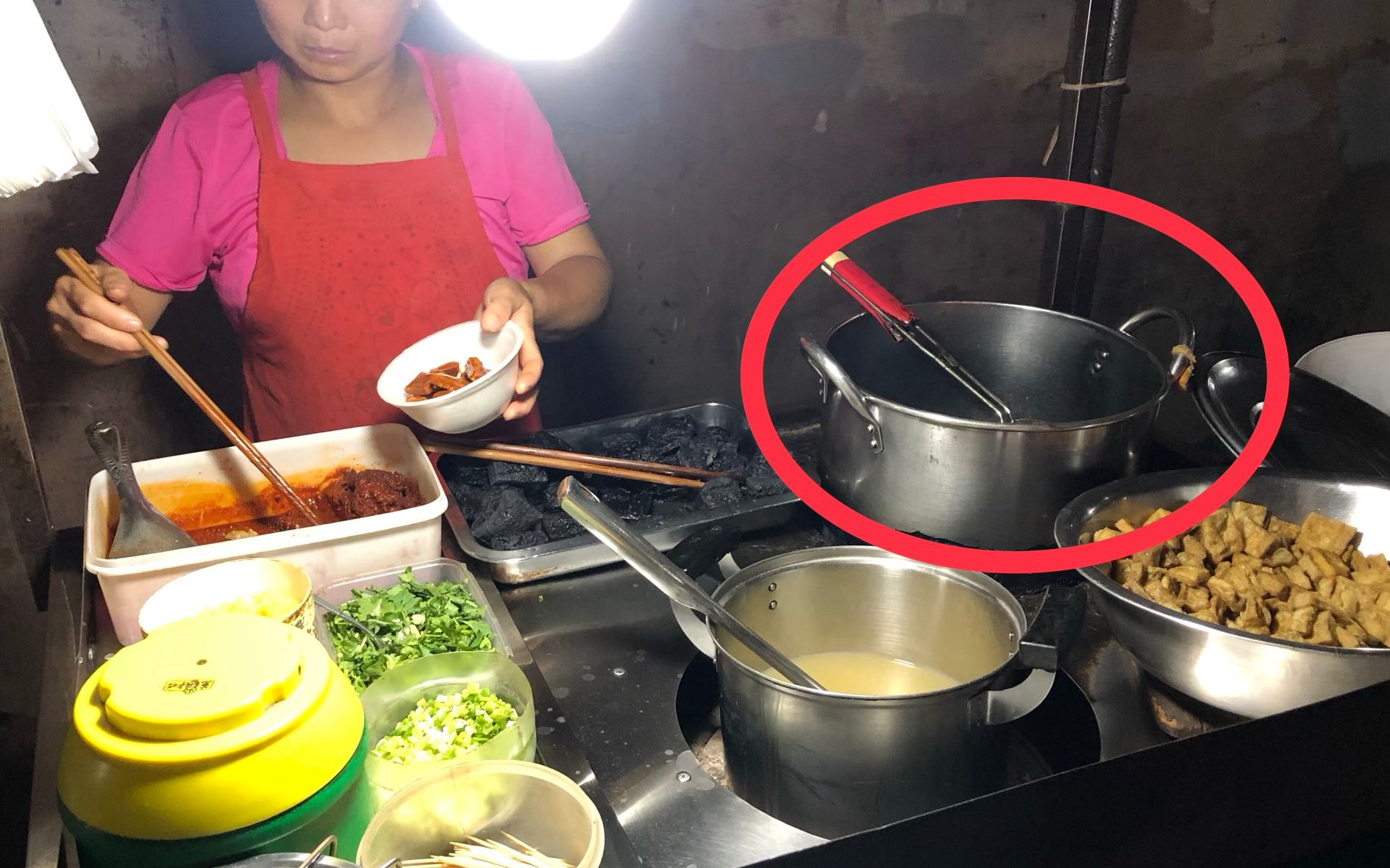 [图]路边摊5元20块的臭豆腐，看到油锅那一刻，整个人都不好了