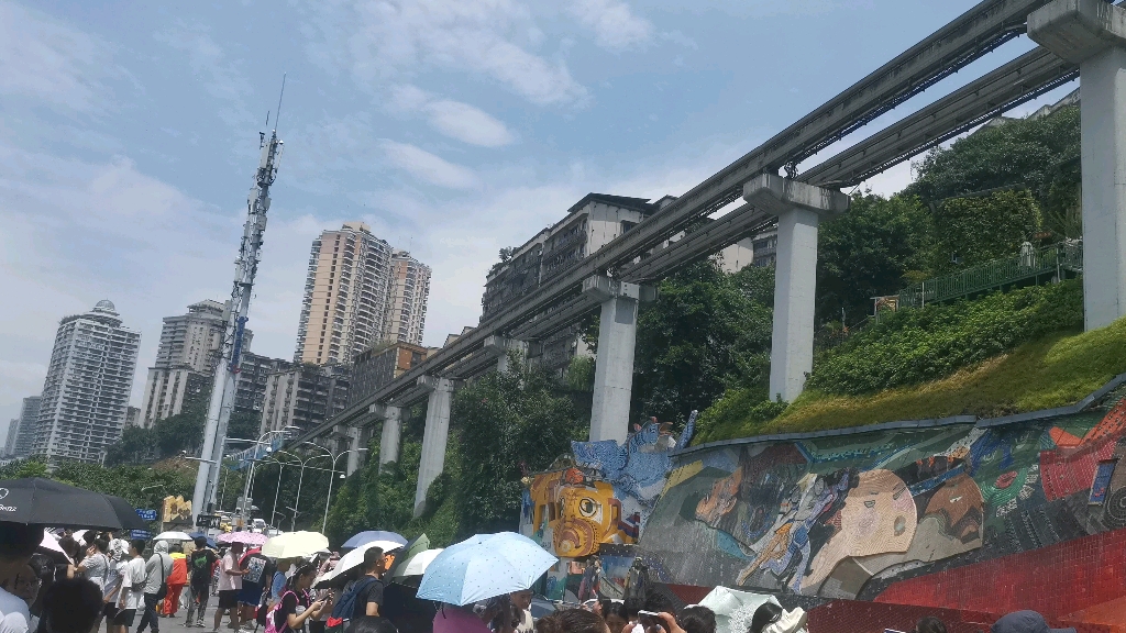 重庆轻轨2号线穿楼︱李子坝观景平台