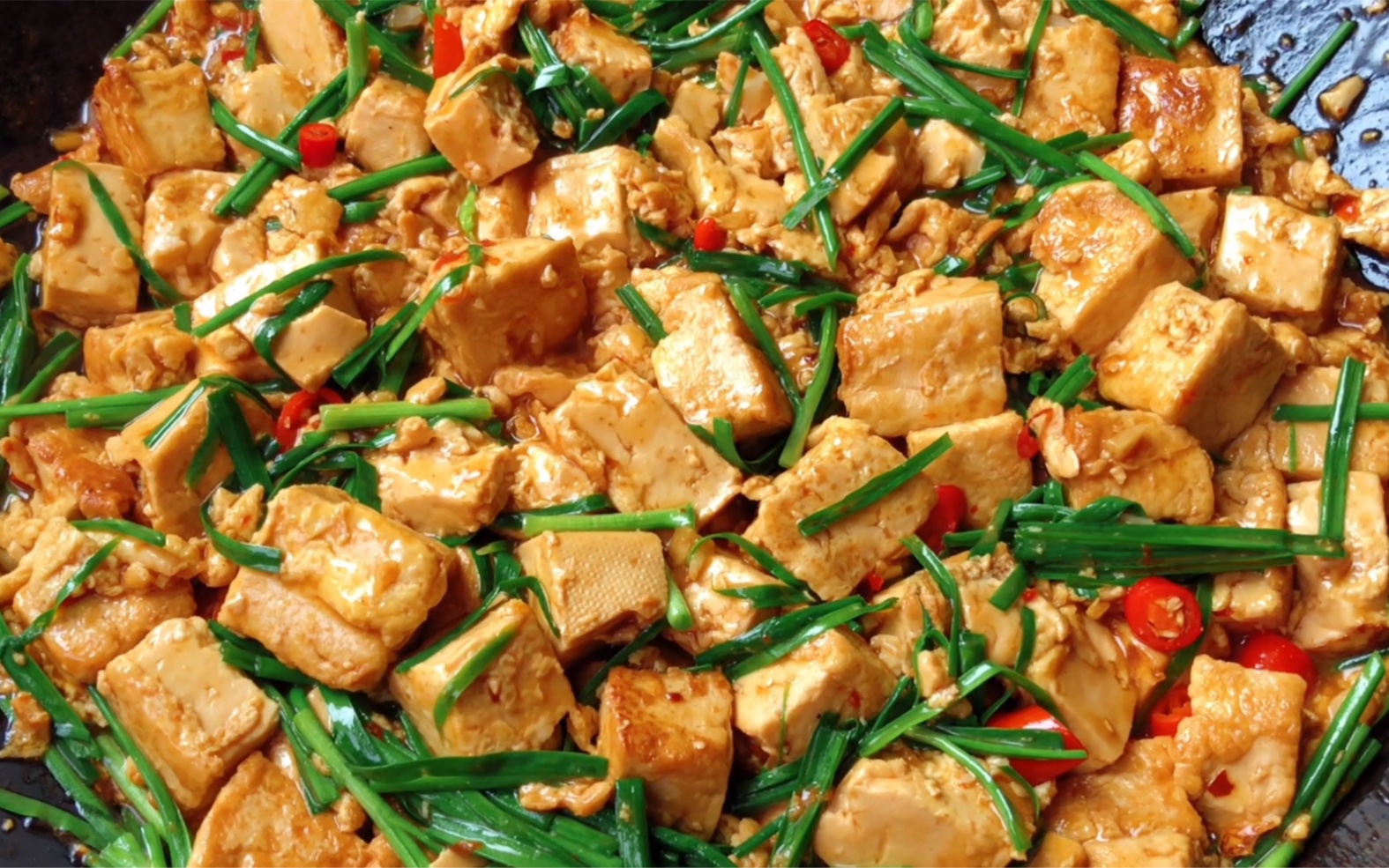 韭菜炒豆腐的功效(韭菜炒豆腐:美味健康的素食选择)