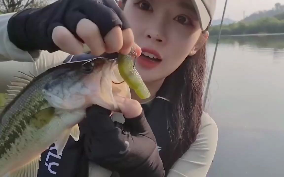 韩国美女在河中钓鱼,期间惊喜不断收获满满,贝爷看了都流口水