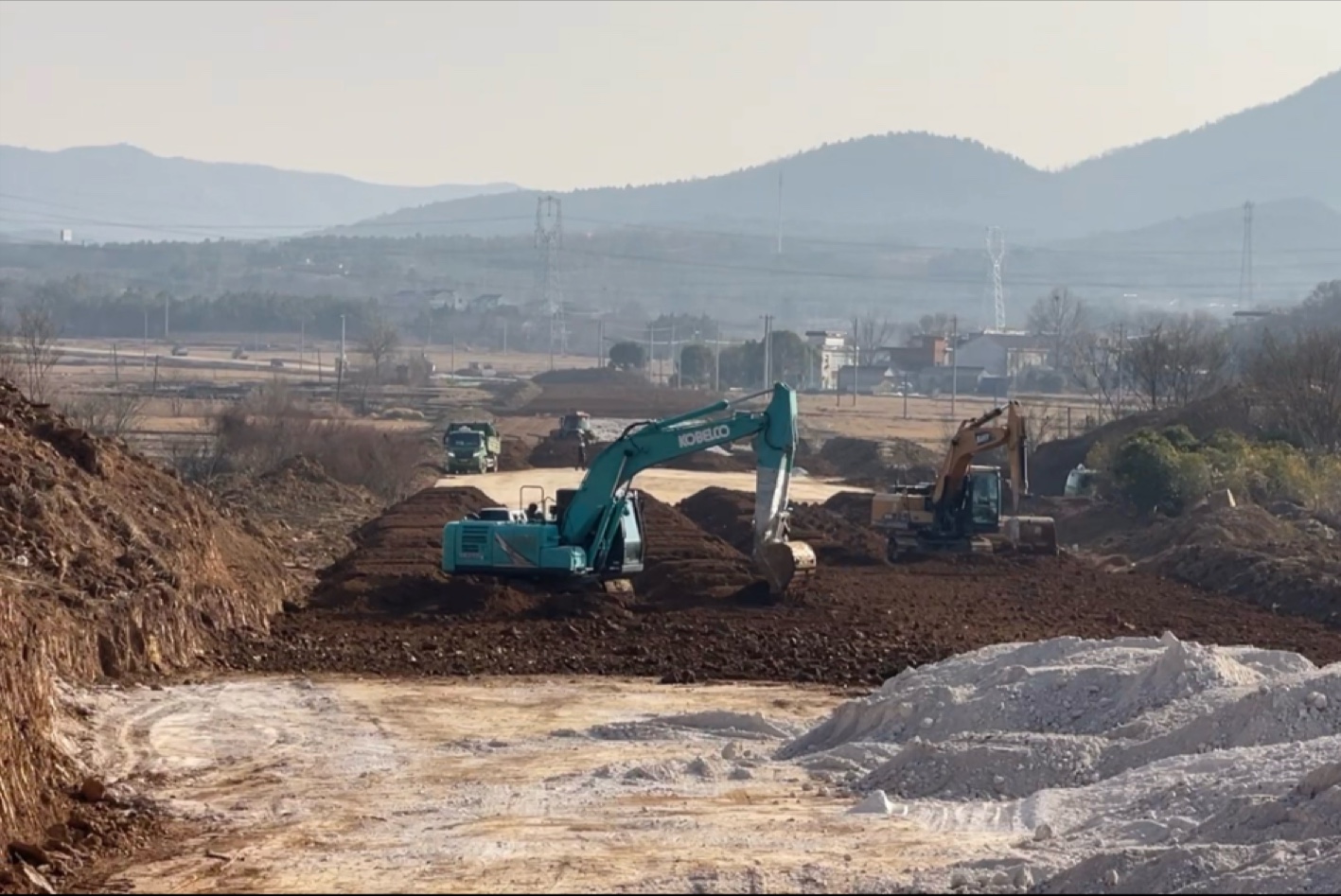 探访含山高铁站至县城的公路连接线项目施工现场:计划今年十月建成交付.哔哩哔哩bilibili