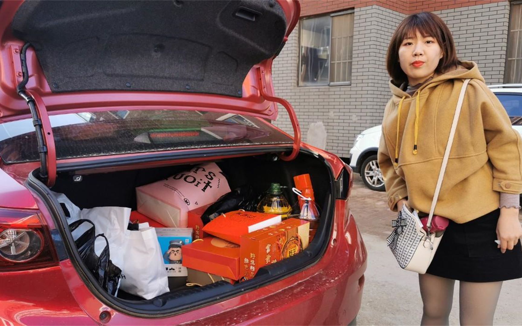 小公陪小瑜回娘家,礼物后备箱装满了,再接着小瑜弟弟,一路温馨