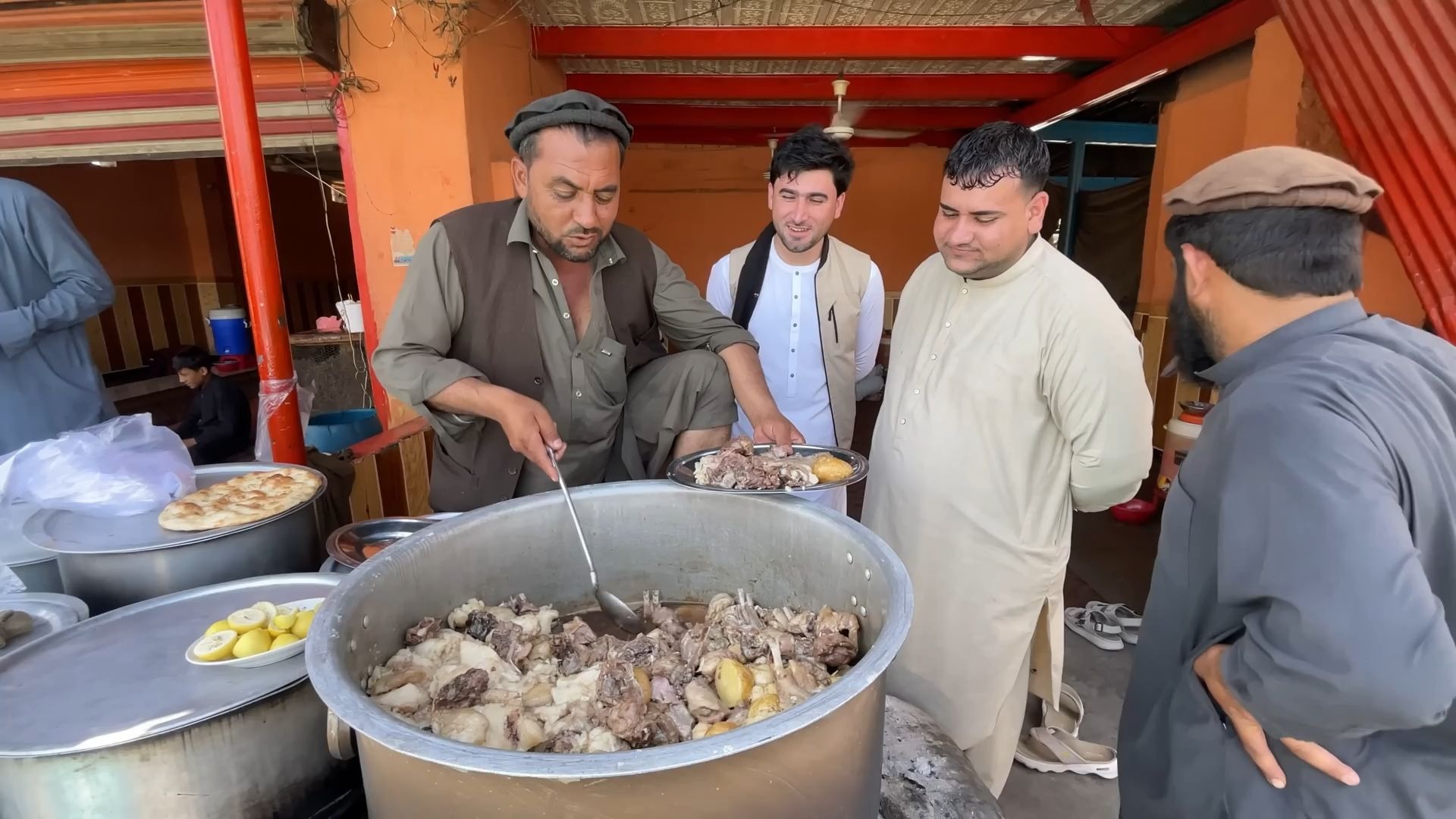 500公斤巨型阿富汗烤肉!街头惊现人潮围观,这烤架比车还大!