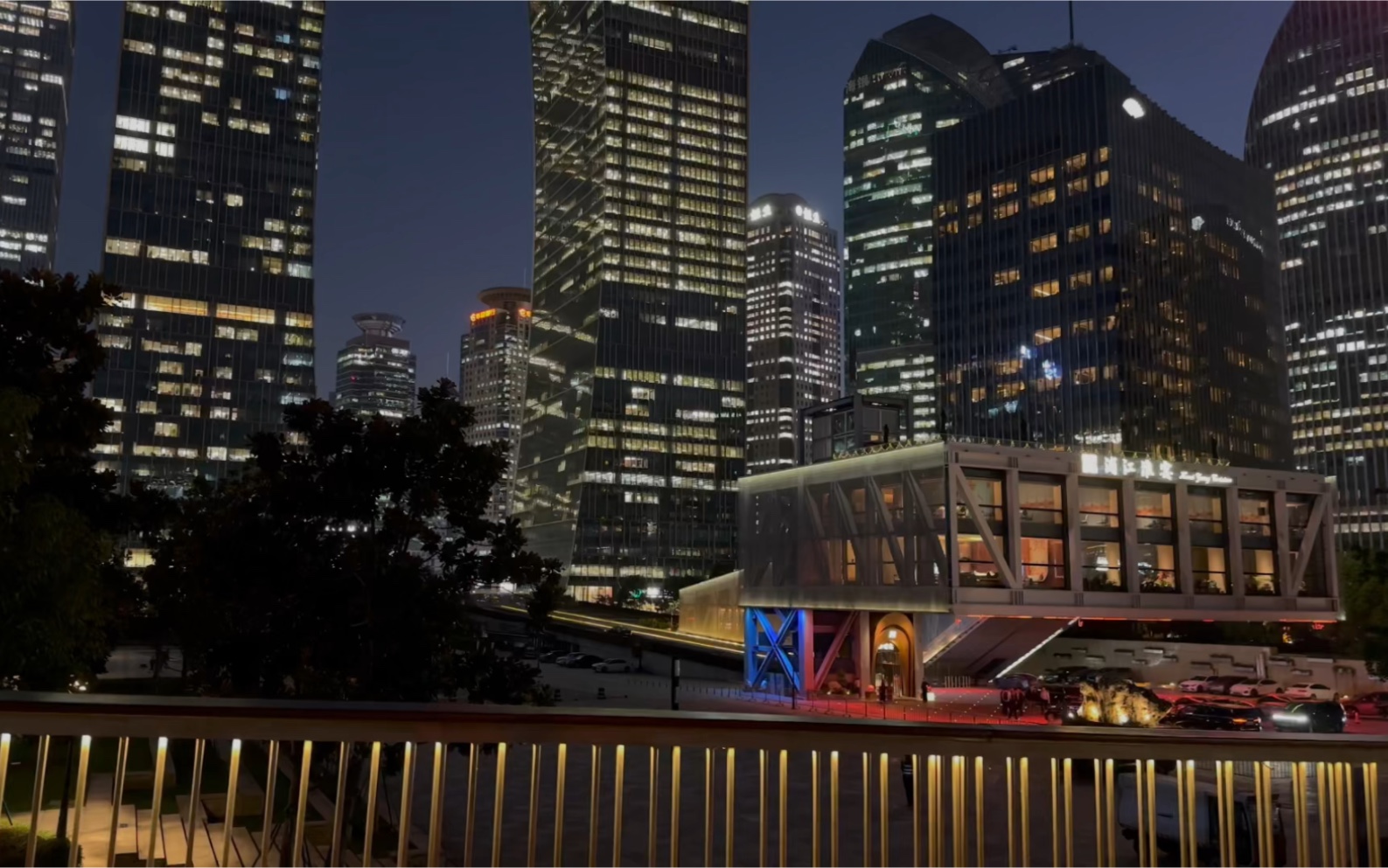 这里是我们的魔都曼哈顿内透夜景