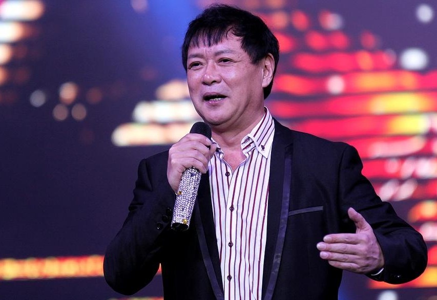 62岁迟志强商演捞金,高奢万元大衣不离身,舞台狭小孩子乱爬_哔哩哔哩