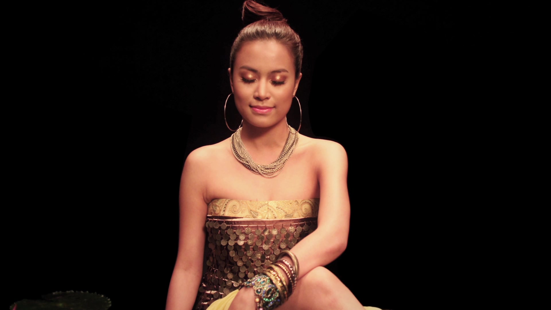 越南女星黄垂玲1080p.hoang_thuy_linh_-_ngay_khong_anh(1080p)