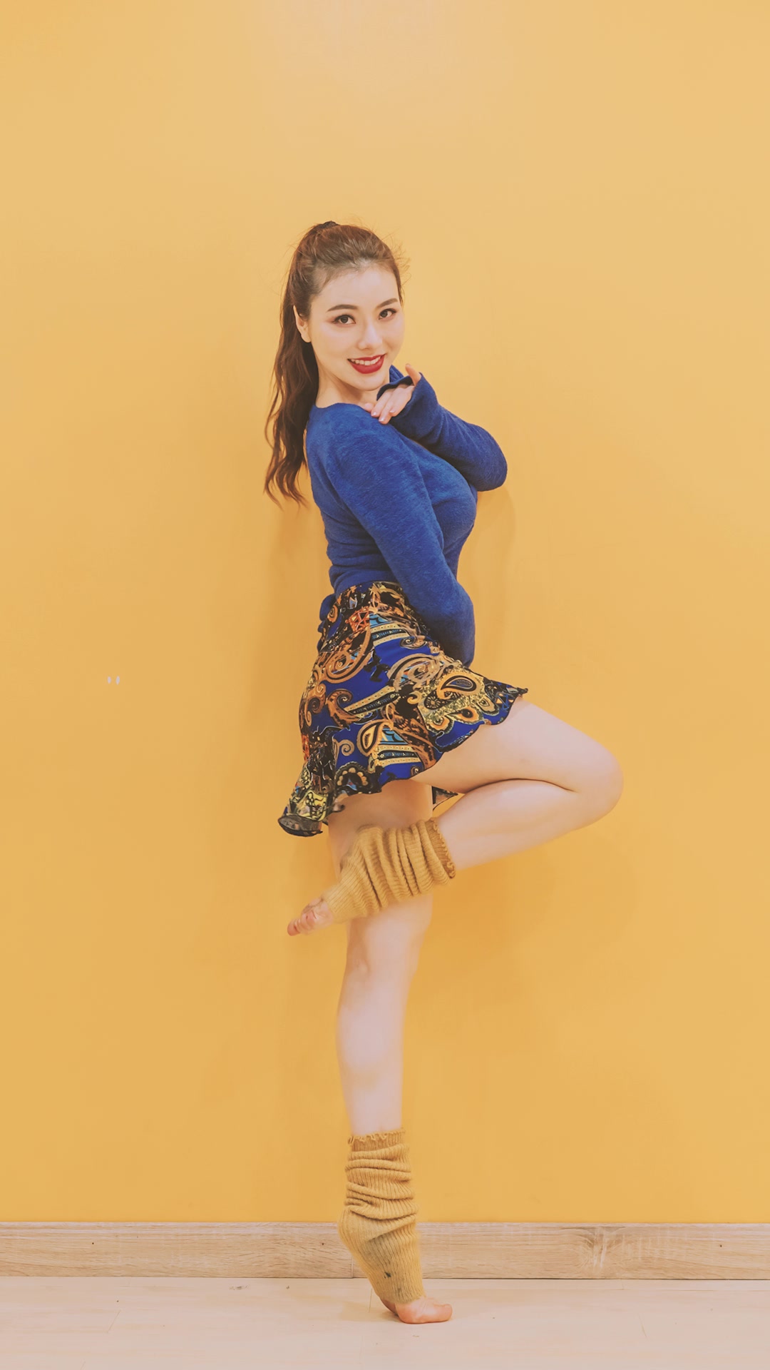 单色舞蹈太美了吧火箭少女101卡路里东方舞版本