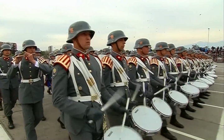 智利阅兵陆军图片